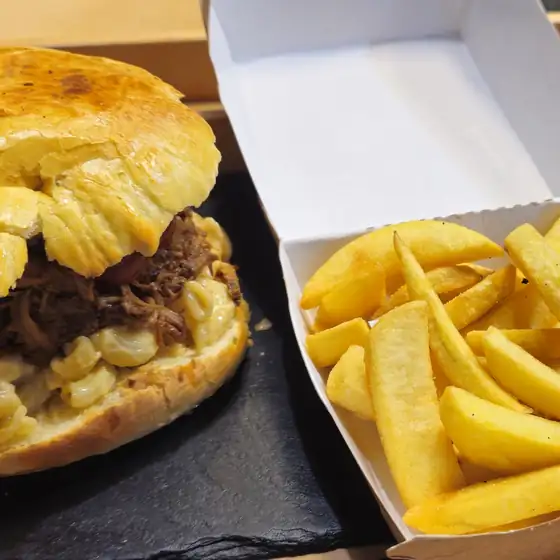 Burger z frytkami w pudełku